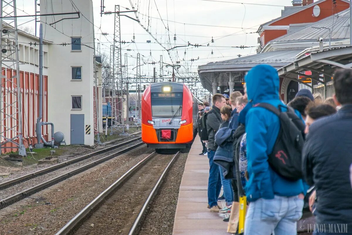 Электричка тверь завтра. Пригородные поезда Москва Тверь. Ласточка поезд Тверь. Станция Тверь Ласточка. Поезд Ласточка Тверь Москва.