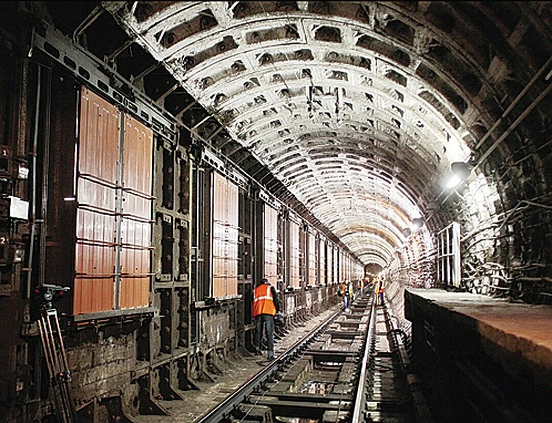 Типы метрополитена. Горизонтальный лифт в метро Петербурга. Петербургский метрополитен станции закрытого типа. Петербургский метрополитен горизонтальный лифт. Метро Питер станции закрытого типа.