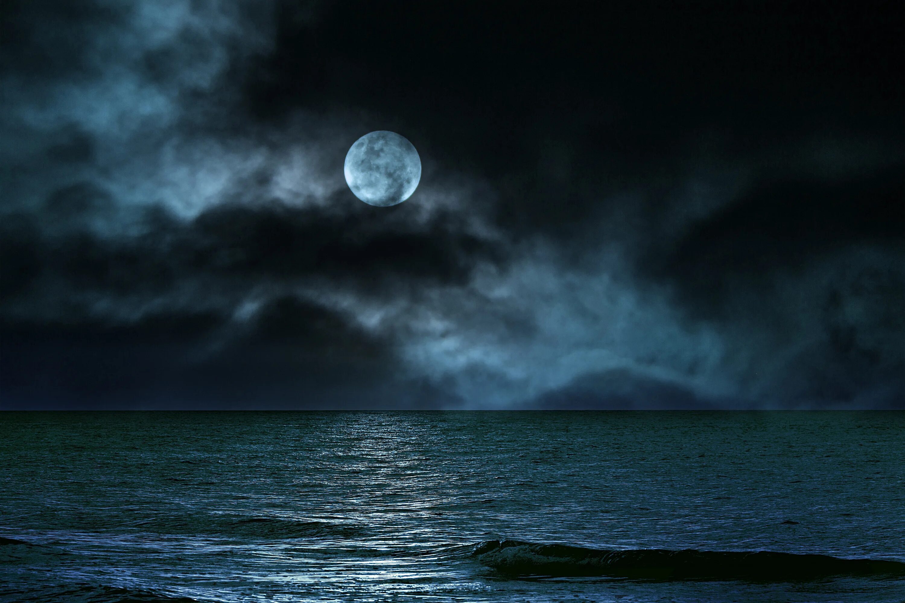 Плывет в облаках луна. Луна и море. Ночное море. Ночь в море. Ночь Луна море.
