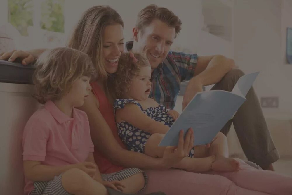 Фото семейное чтение. Семейное чтение. Заставка семейное чтение. Чтение вслух в семье вместе. Семейное чтение картинки.