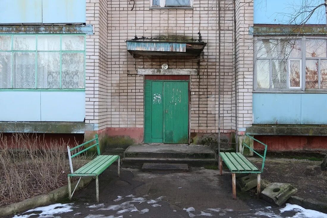 Как правильно называется подъезд. Подъезд в россии. российский подъезд снаружи. российский подъезд с улицы. подъезд панельки.