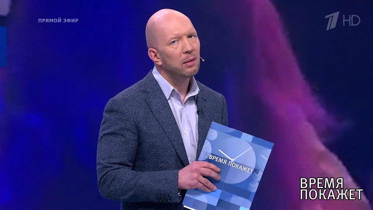 Ведущее время покажет кузичев. Кузичев последний выпуск время покажет. анатолий кузичев с украинским флагом. юсин на украинском тв последний выпуск. кузичев с косами. время покажет.