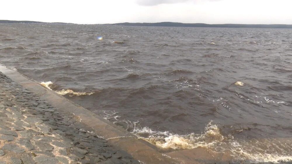 Залив кирьявалахти карелия. Утонул в онежском озере. Катастрофа онежское озеро. Онежское озеро повенец. Шторм на онежском озере.