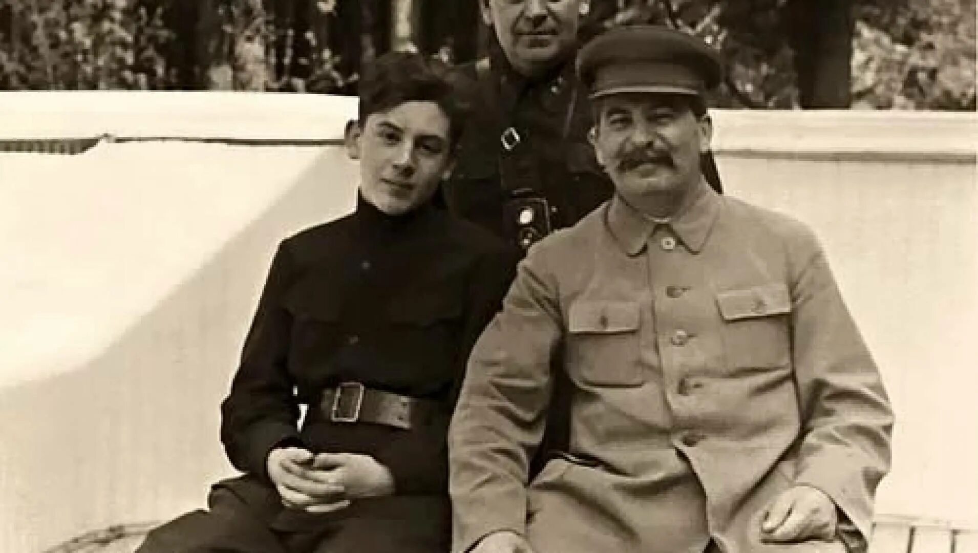 Сын сталина василий. Как звали сыновей иосифа сталина. Василий виссарионович джугашвили. Светлана сталина дочь василия сталина. Как звали сыновей иосифа сталина.