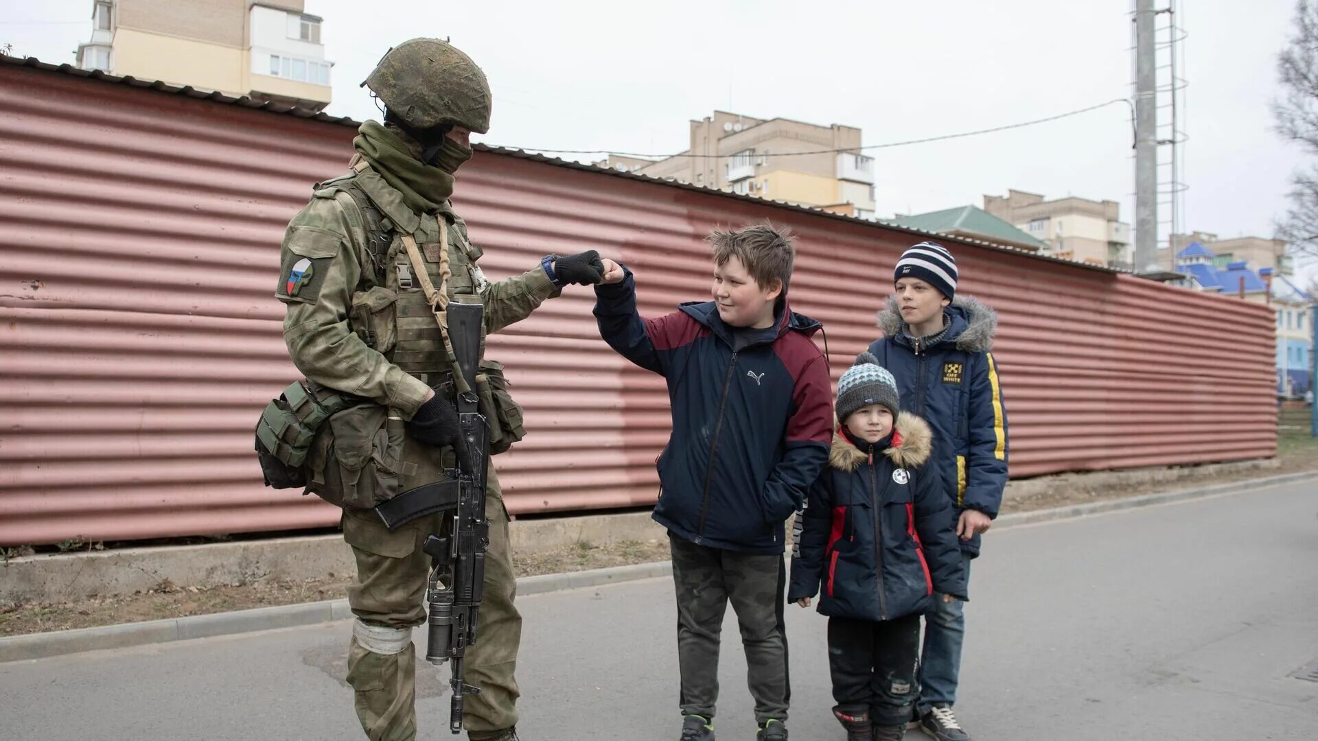 Российские военные и дети Украины. Российский солдат и ребенок Украина. Солдаты России на Украине. Российские солдаты с украинскими детьми. Россия победит новости сегодня