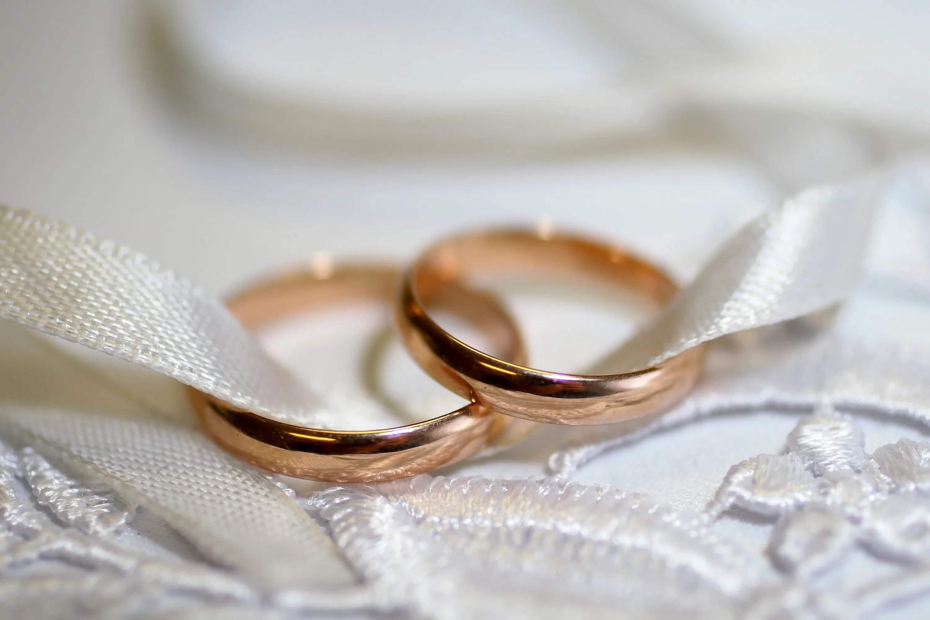 Брачное совершеннолетие. Кольца на свадьбу. Обручальное кольцо. Красивые обручальные кольца. Обручальные кольца открытка.