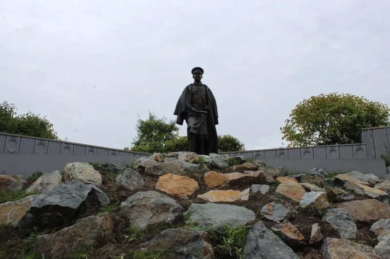 Памятник Александру Болтину в Находке. Памятники в Находке. Первопроходцы Приморья. Первооткрыватели Владивостока.