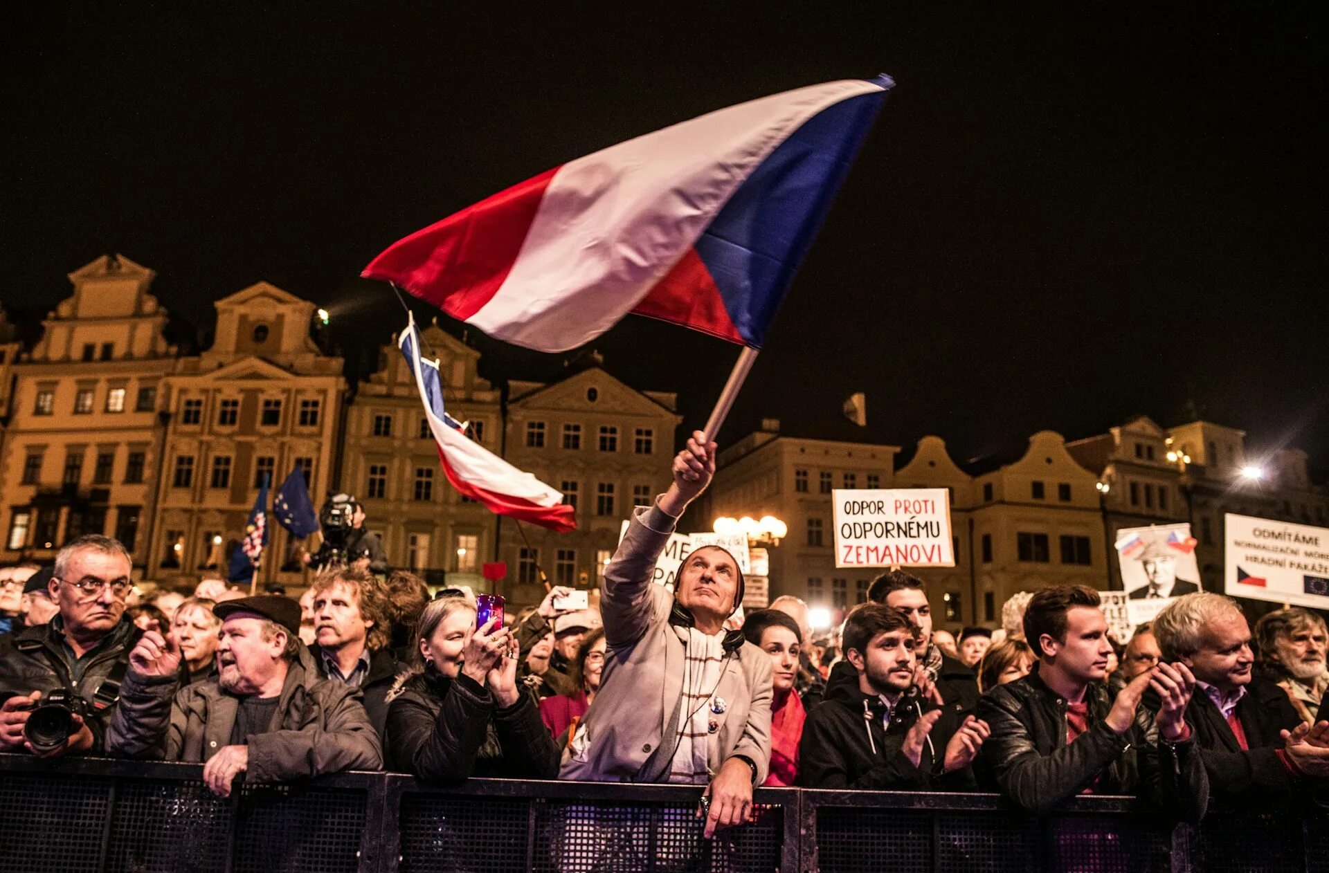Выступление чехии. Протесты в чехии 2025. чехословакия протесты в праге. митинг в чехии. демонстрация в чехии.
