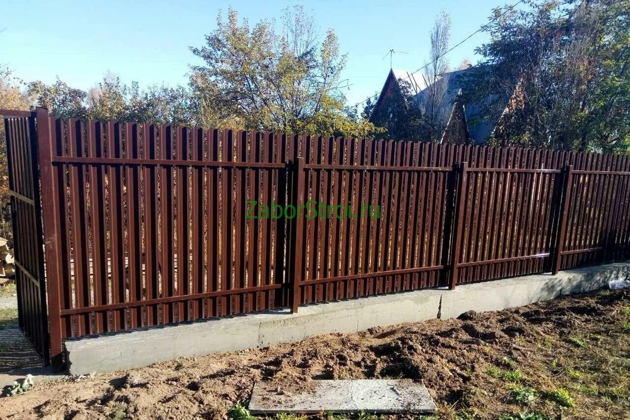 Евроштакетник между столбами. Забор из евроштакетника 3 метра. штакетник металлический забор 110. забор из евроштакетника с выносными столбами. забор из евроштакетника под дерево с кирпичными столбами.