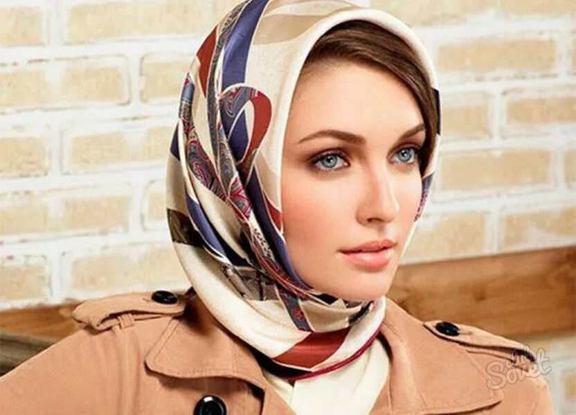 Женщина в платке на голове. Красивые платки на голову. Женщина в платке на голове. Женские головные платки. Красивая девушка в платке.