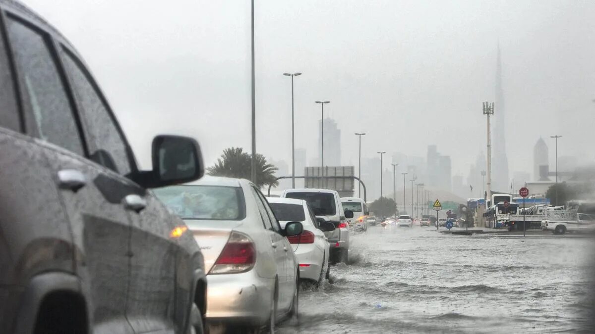 Бывают ли дожди в дубае. Дождь в Абу Даби. Ливень в Дубае. Дождь в ОАЭ 2021. Дождь в Дубае.