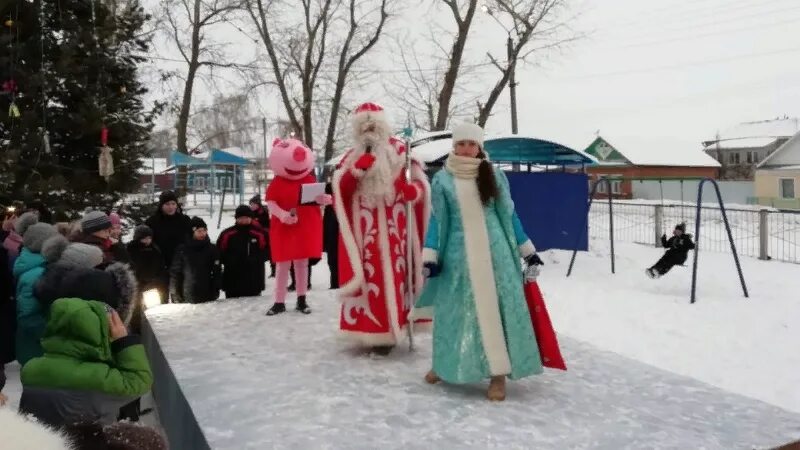 Парк ёлка чистополь. Новогодняя елка на площади. Новогодняя елка чистополя. Елка на центральной площади. Чистополь елка в скарятинском.