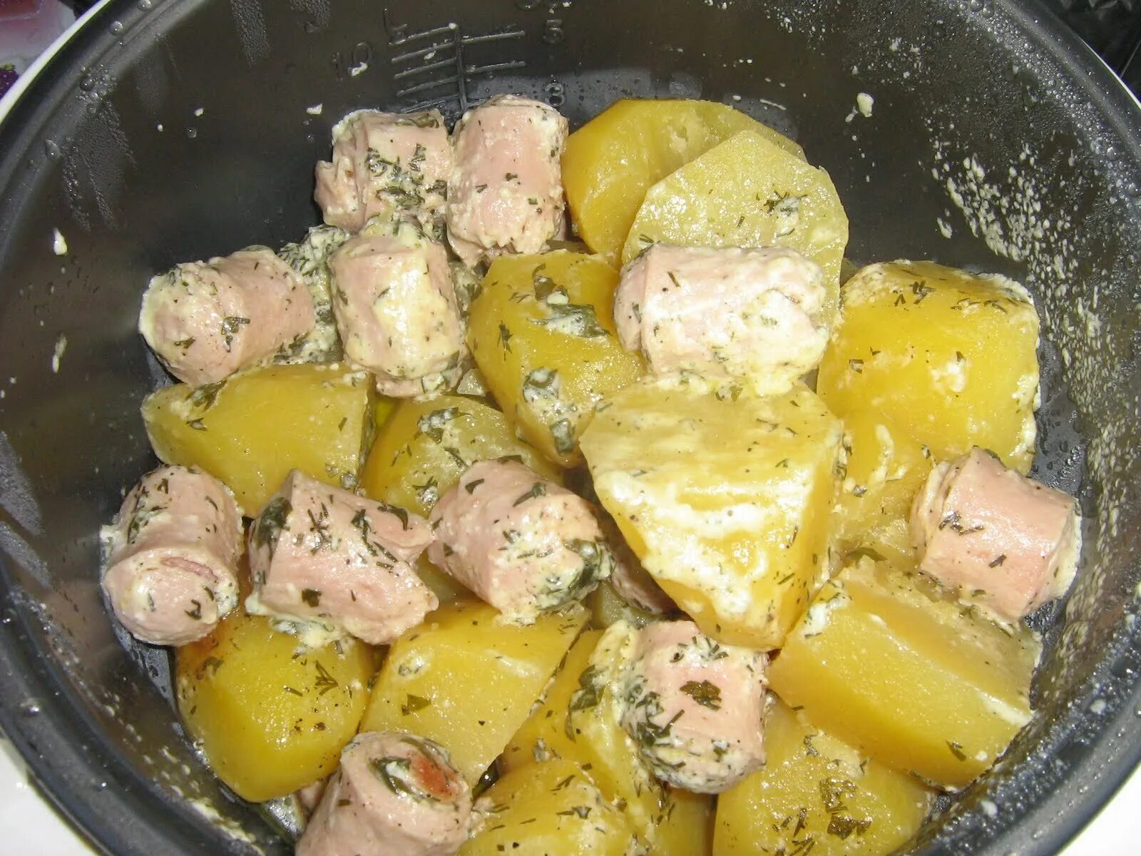 Куриное филе с картошкой в мультиварке рецепты. Картофель отварной с курицей. картофель с куриным филе. вареная курица с картошкой. куриное филе с картошкой.
