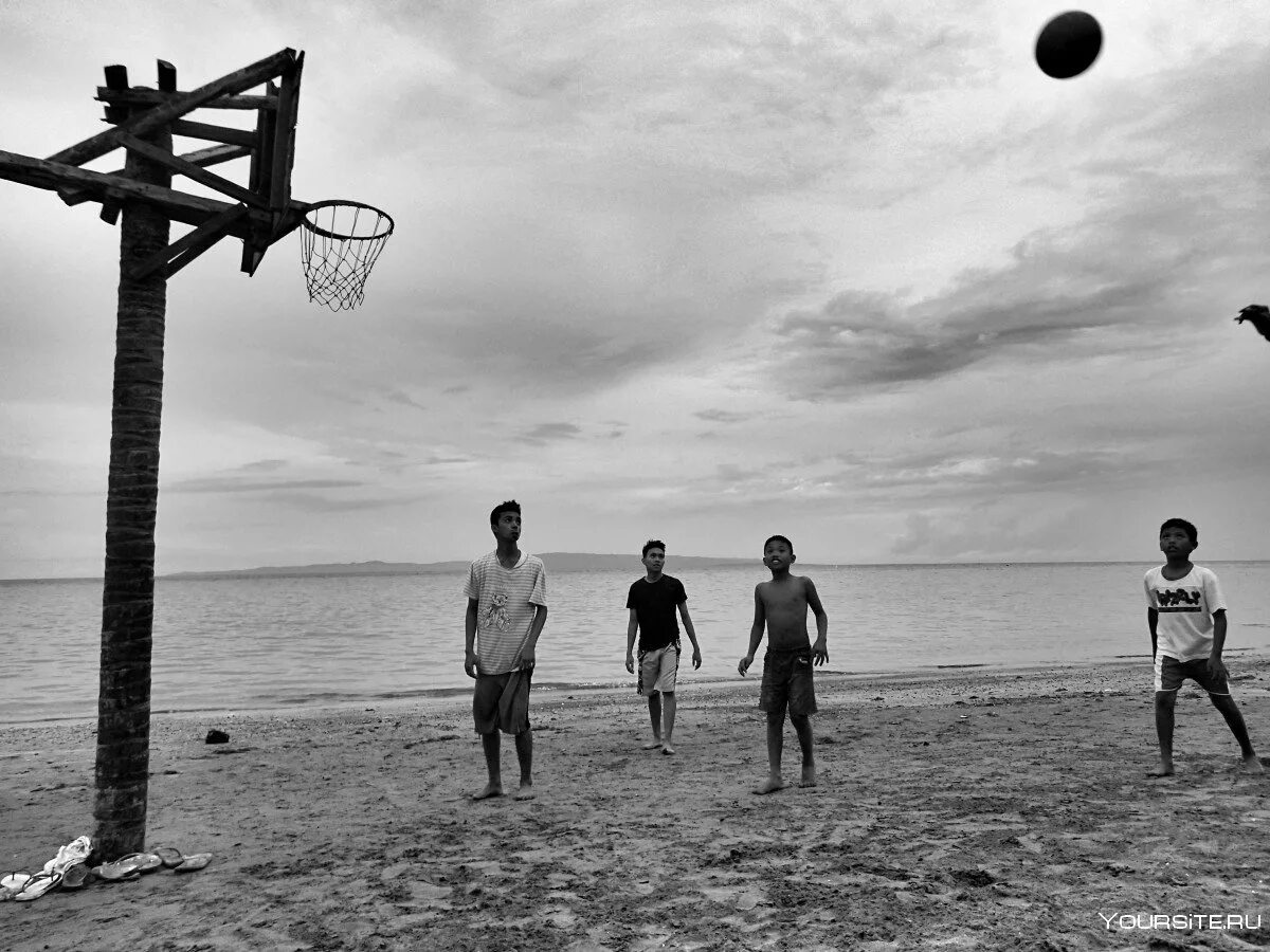 Игра черно белые камни на доске. Баскетбол. Баскетбол на пляже. Баскетбол черно белые. Баскетбольная площадка на пляже.