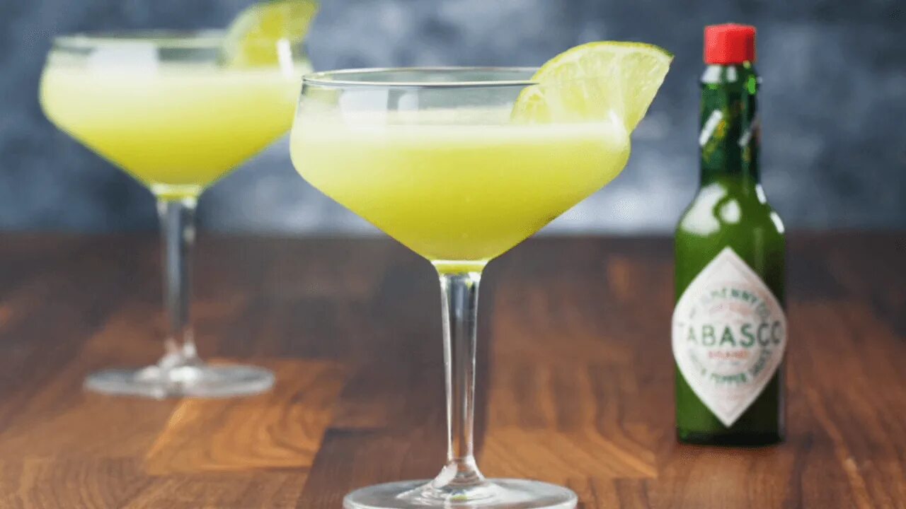 Джин тоник бар санкт-петербург. Blueberry mojito. Алкогольные коктейли текила бум. Банановый коктейль. Цитрусовый коктейль.