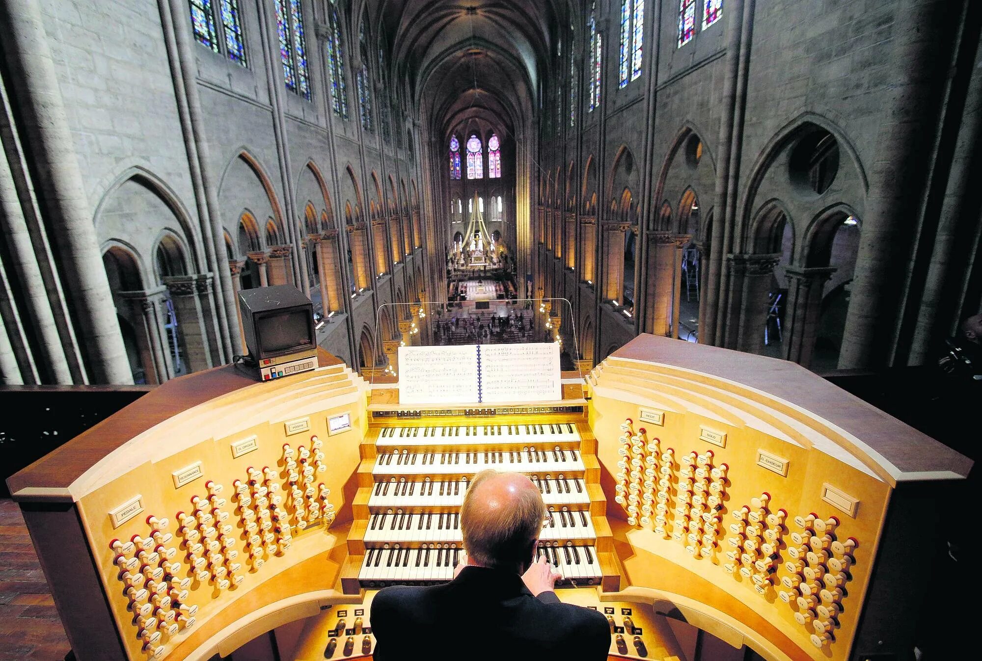 Где есть орган. Органист собора Парижской Богоматери. Петрикирхе орган. Органист в церкви. Рождество орган.