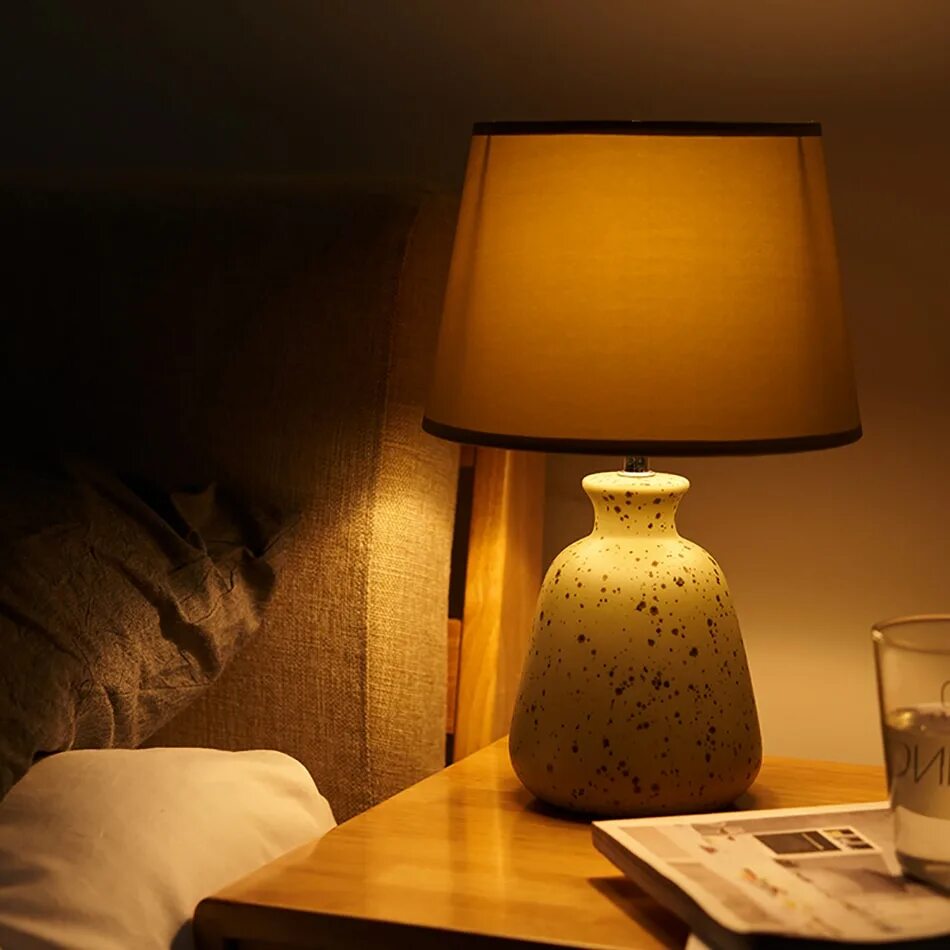 Лампа в комнате. Торшер в темной комнате. Лампа в темной комнате. Комната освещенная лампой. Комната ночью.