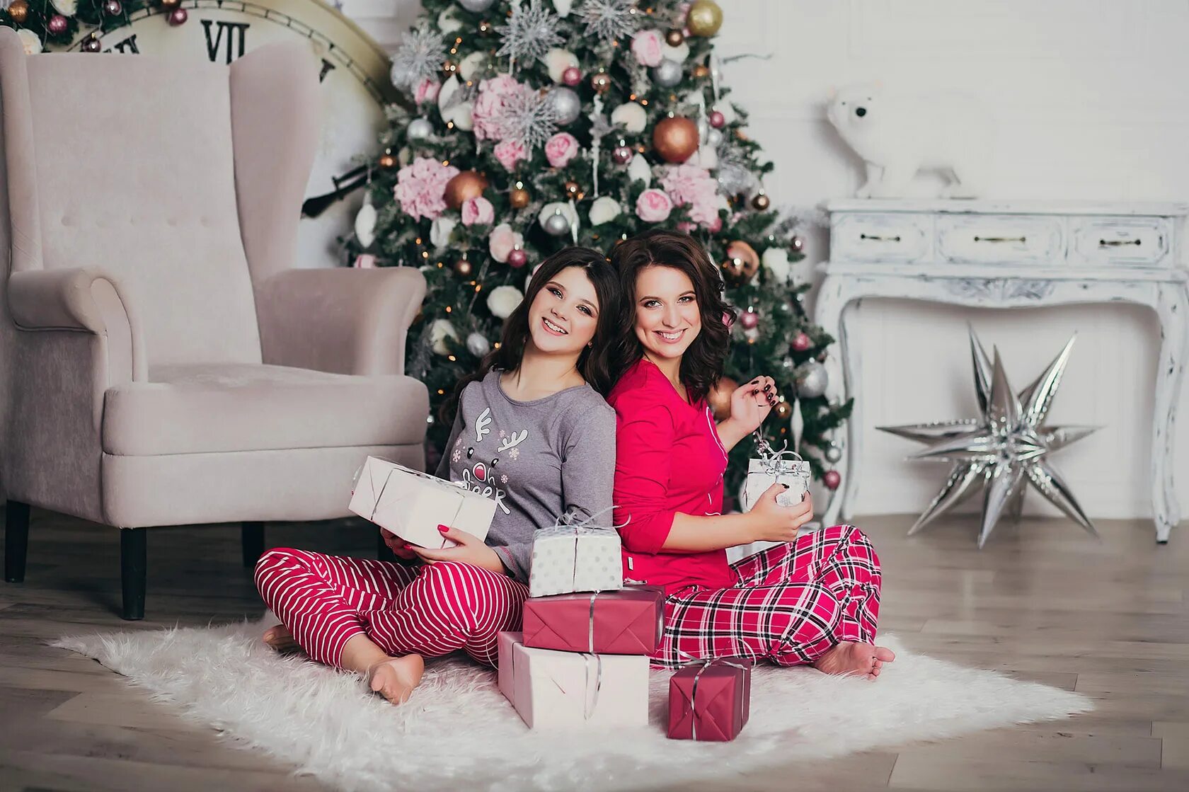 семейная фотосессия у камина. необычные новогодние фотосессии. новогодняя фотосессия семейная. новогодняя фотосессия самостоятельно. позы для новогодней фотосессии.