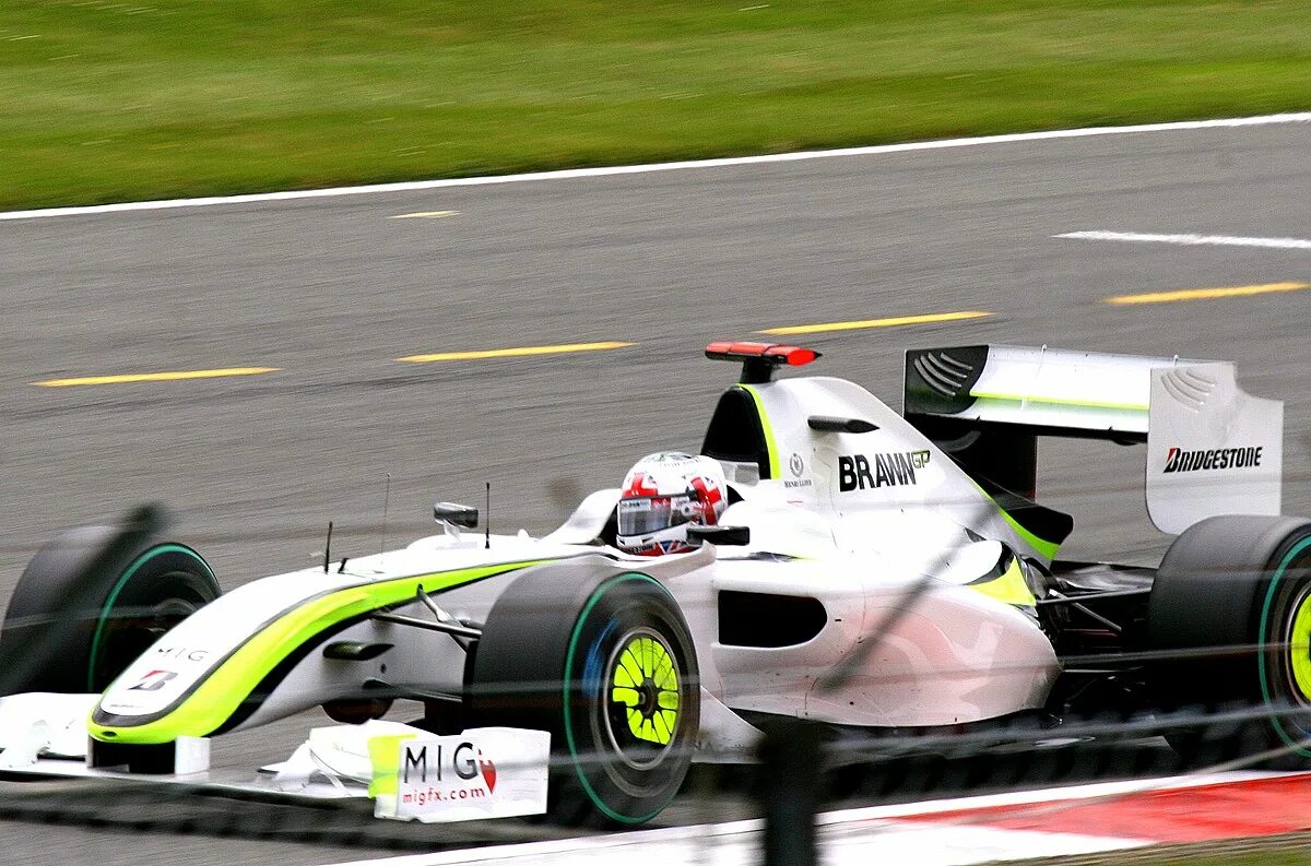 Brawn the impossible formula 1 story. Баттон 2009 интерлагос. brawn gp 01 2009 button. дженсон баттон за рулем brawn gp. f1 world champion 2002 cap.