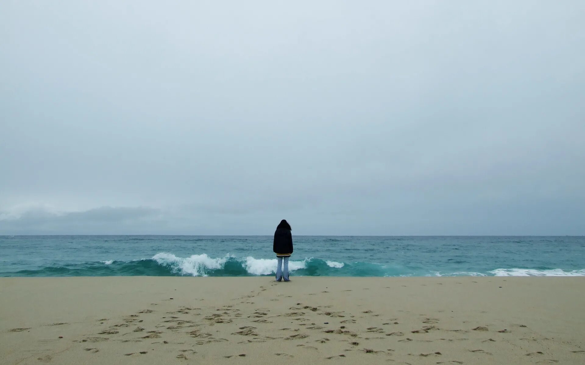 Грустью море не. Море грусть. Одиночество на пляже. Одинокое море. Одинокий человек на берегу моря.