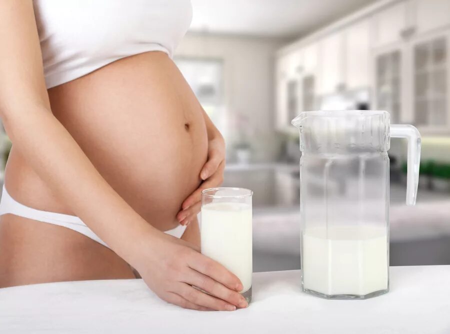Молочка при беременности. Молоко беременность. Молоко беременной женщины. Молоко женщины. Что пьют беременные на ранних сроках