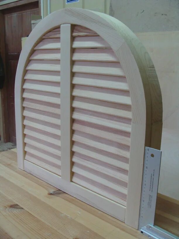деревянное жалюзийное окно слуховое. фасадные жалюзи из дерева. окно слуховое жалюзийное рэд-нст2-б3. деревянные слуховые окна. слуховое окно.