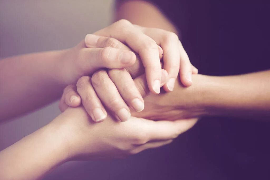 обнимашки людей. обнимашки людей. объятия. обнимаю всем сердцем. согревающие объятия.