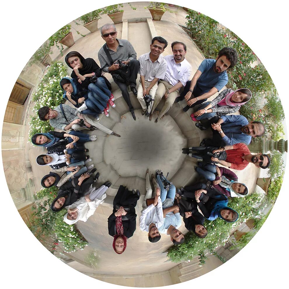 Человек в круге. Сферическая панорама с людьми. Круг из людей. Круглая фотография.