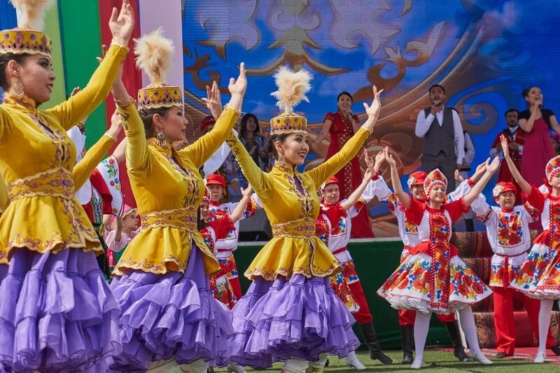 Танец дружбы народов. Дружба народов Казахстана. Казахстан народ. Многонациональный Казахстан.