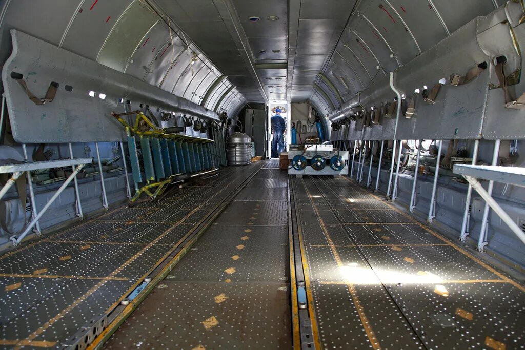 Как открыть грузовой отсек. Ан-26 грузовой отсек. грузовая кабина ил-76. ил-76 грузовой отсек. ан 124 грузовой отсек.