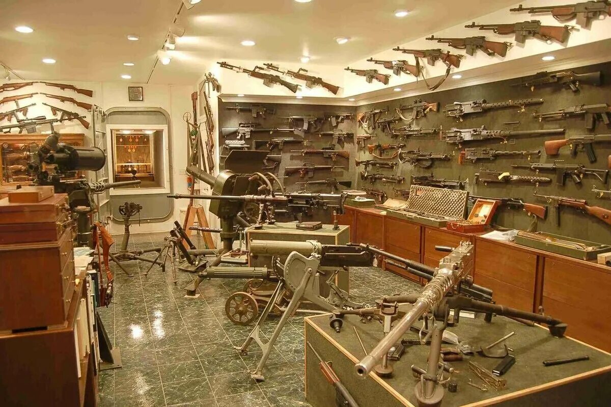 Коллекционеры города. Коллекционирование оружия. Коллекция оружия. Коллекция стрелкового оружия. Оружейная комната.