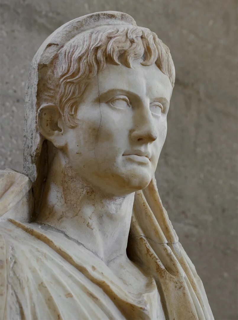 Октавиан август римский. Император август Октавиан статуя. Статуя Октавиана августа. Октавиан Император Рима. Портреты Римского императора Октавиана августа.