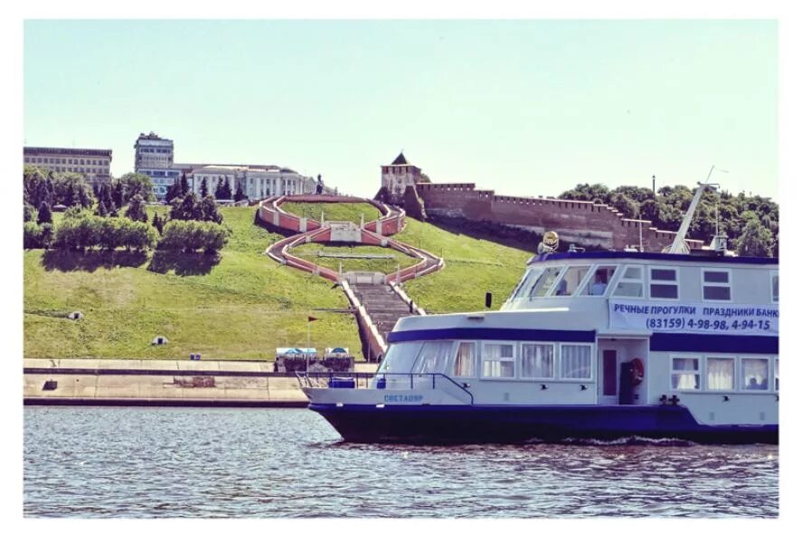 Прогулки на теплоходе в нижнем новгороде. Теплоход Светлояр Нижний Новгород. Теплоход Светлояр Нижний Новгород речные прогулки. Теплоход на Волге Нижний Новгород. Нижний Новгород набережная с теплоходами.