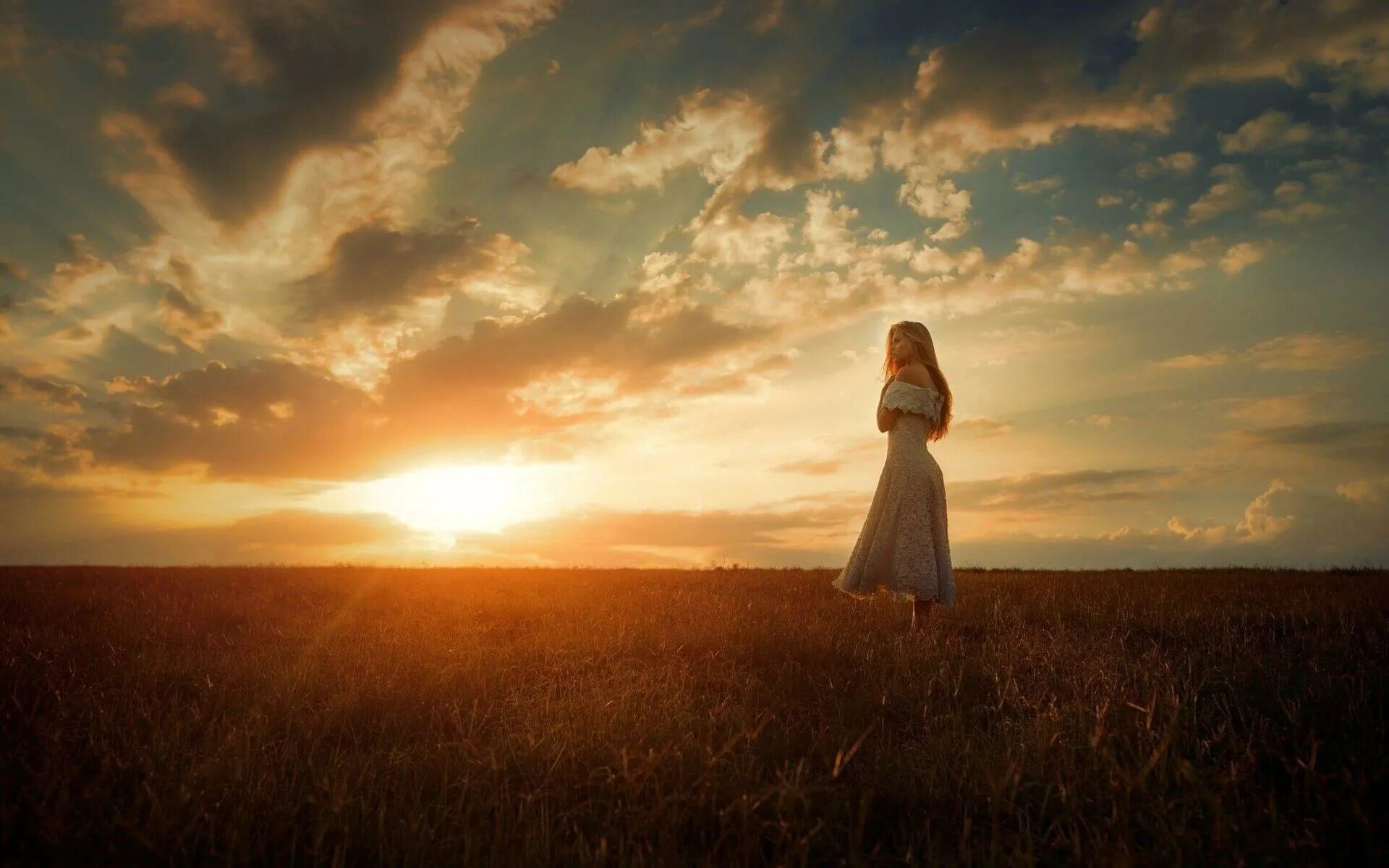 Девушка в поле. Девушка в поле на закате. Девушка на рассвете. Фотосессия в поле.