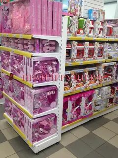 В магазине на полках игрушки стоят