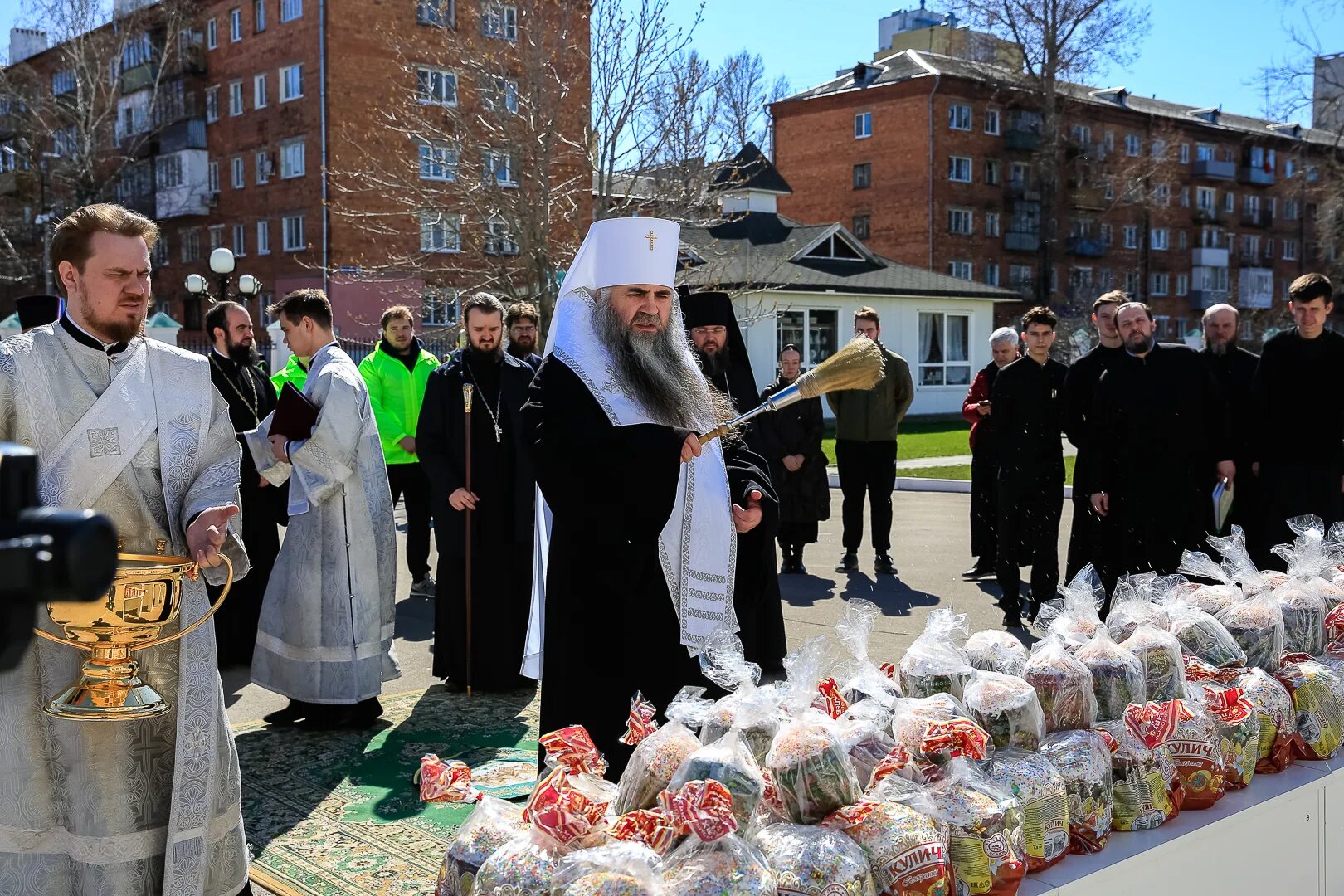 Какого числа освещать куличи в 2025