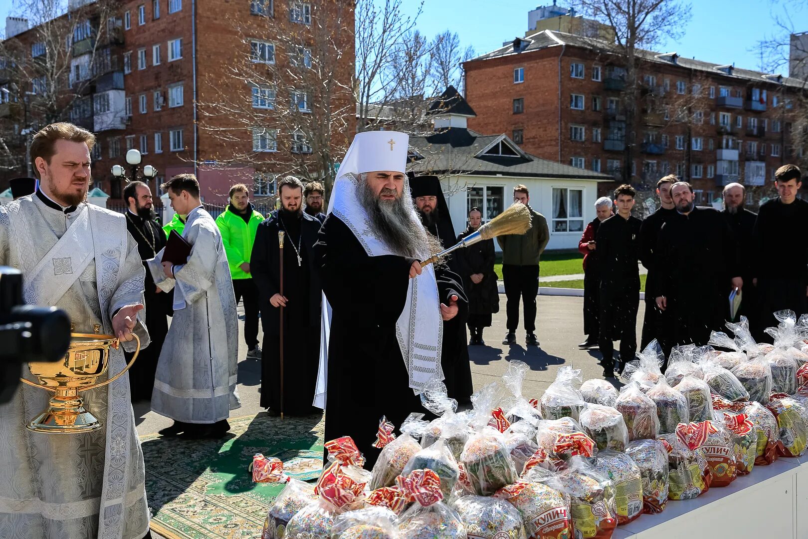 Когда святить куличи в 2024. Освящение куличей на Пасху. Священник на Пасху. Пасхальная служба. Пасха фото.