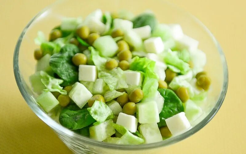 салат с курицей и огурцами. салат ромео. айсберг горошек. салат из зеленого горошк. айсберг горошек.