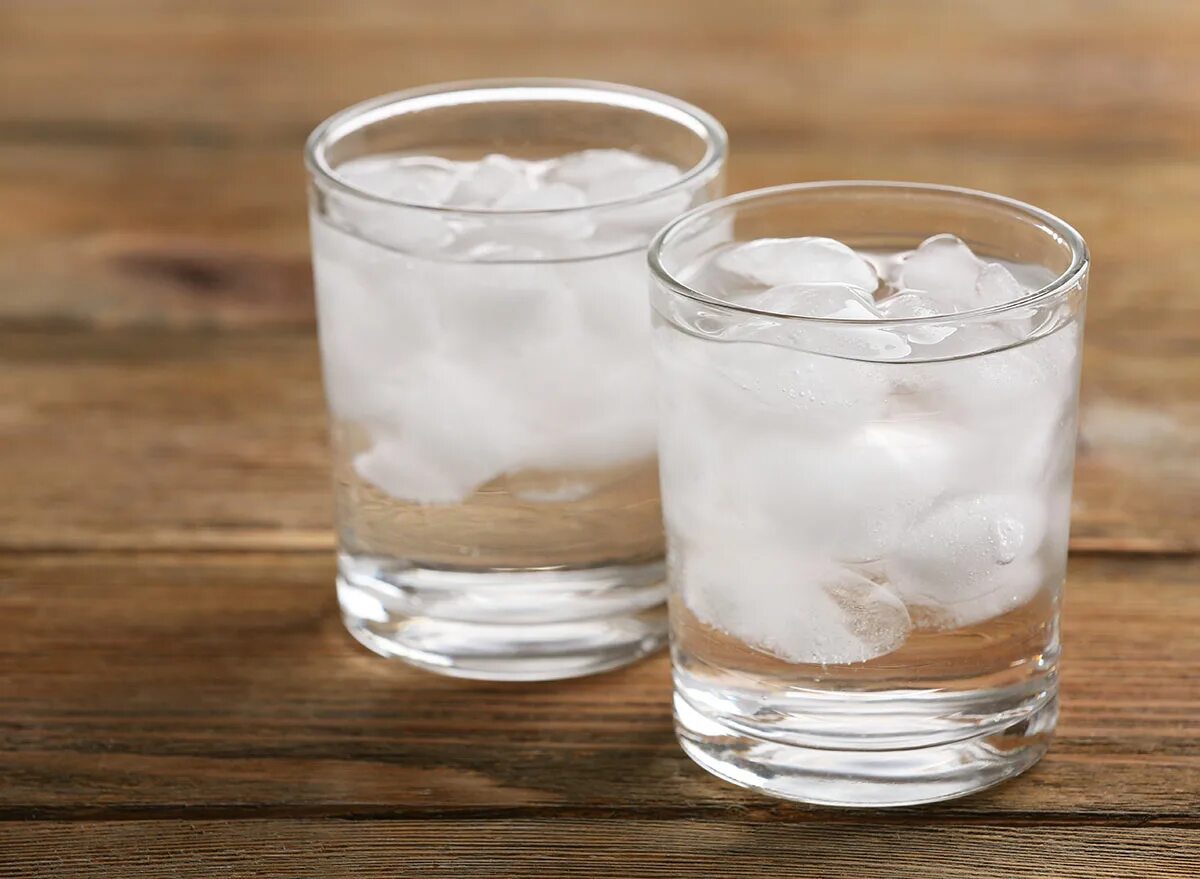 Лед в стакане. Стакан воды со льдом. Стакан холодной воды. Холодный стакан. Ледяная горячая вода