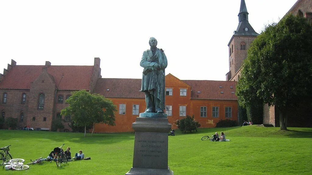 Где жил ганс. Ханс Кристиан Андерсон. Ханс Кристиан Андерсен Statue.