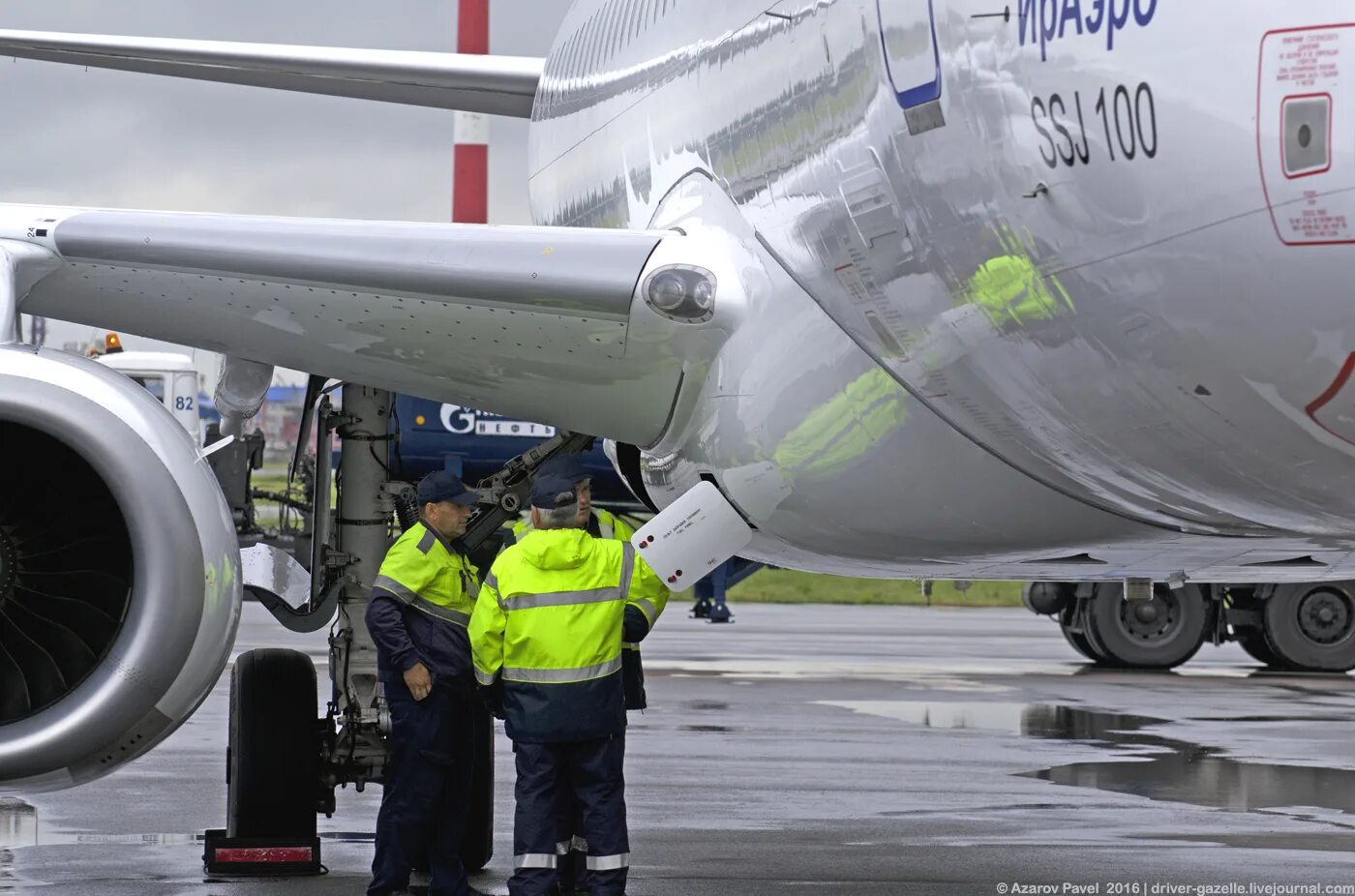 Суперджет последние новости. Ssj100 Заправочная панель. Крыло Суперджет 100. Заправочная горловина самолета Суперджет 100. Суперджет 100 туалет.