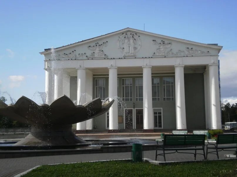 Театры мордовии саранск. Нац театр Саранск. Мордовский драматический театр. Театр имени Яушева Саранск. Мордовский нац драм театр Саранск.