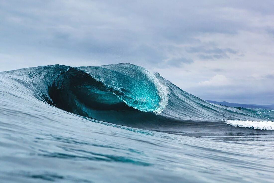 Море, волны. Красивые волны. Гребень морской волны. На гребне волны. Море, волны.