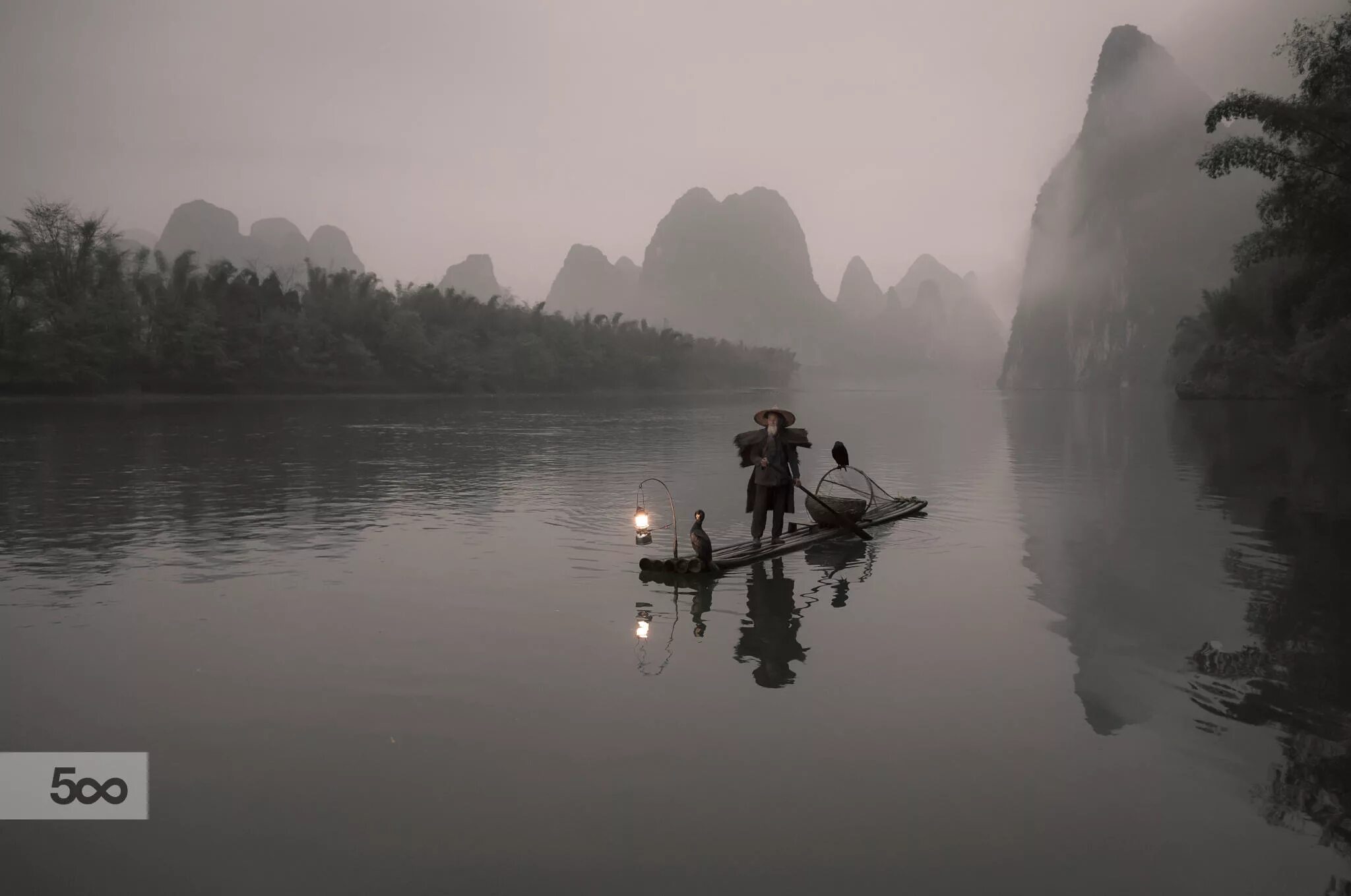 Река ли рыбалка на реке. Рыбак Китай. Китайский Рыбак в лодке арт. Рыбак в тумане на лодке Япония. Рыбки в тумане.