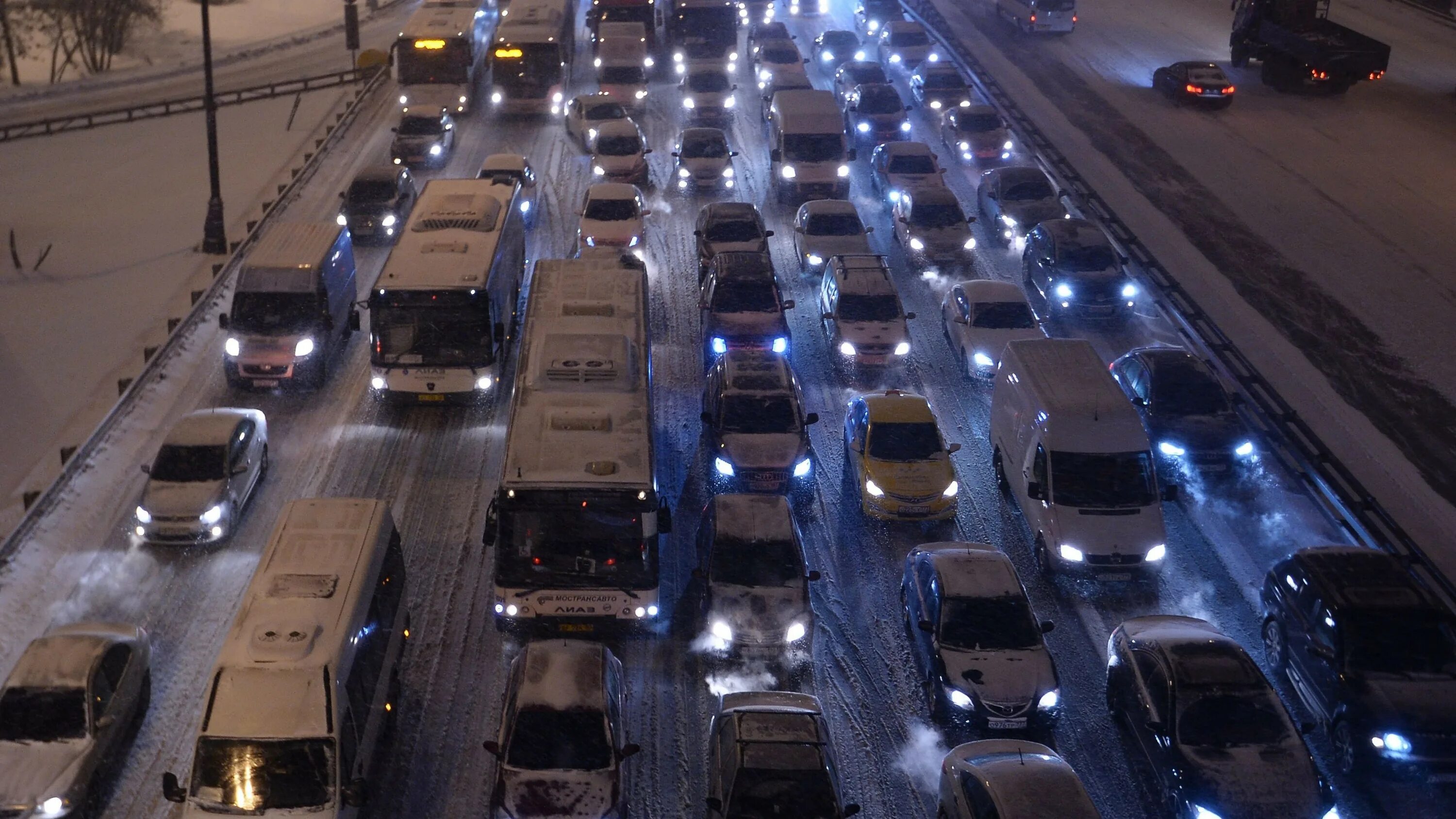 Московские дороги сегодня. Пробка машин. Поток машин. Автомобильный затор. Поток машин на дороге.