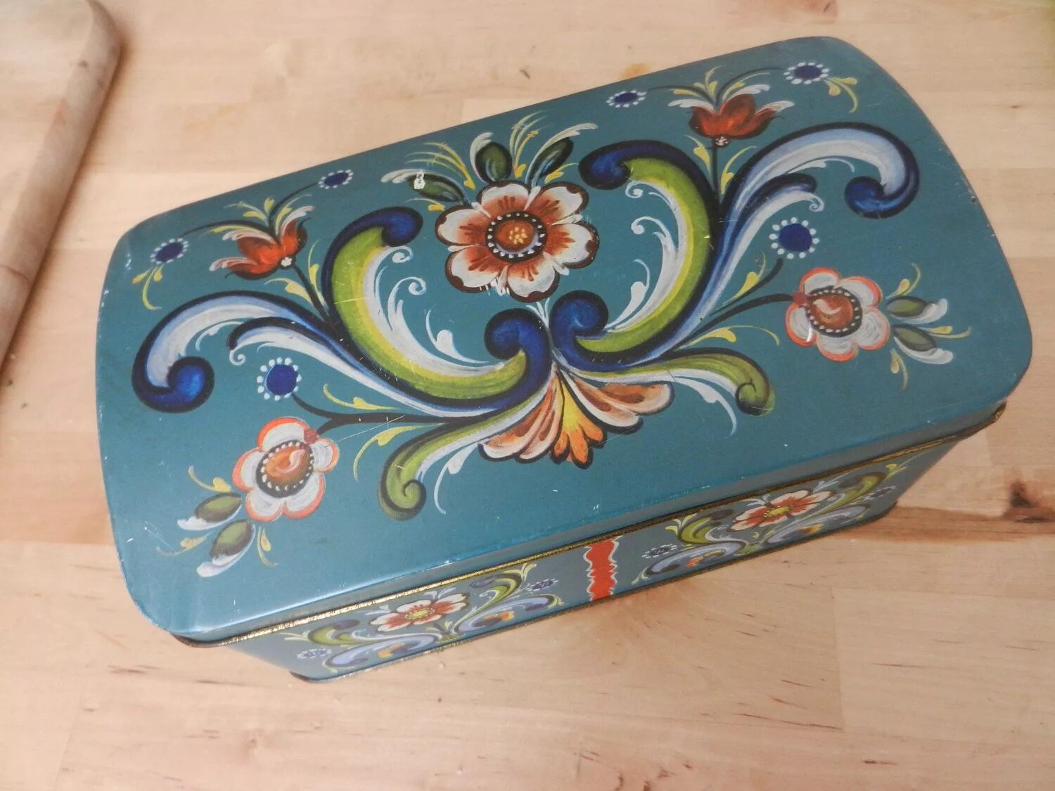 Painting box. Сундук роспись цветы. Tole Painting. Карельские сундуки роспись. Роспись по дереву Америка.