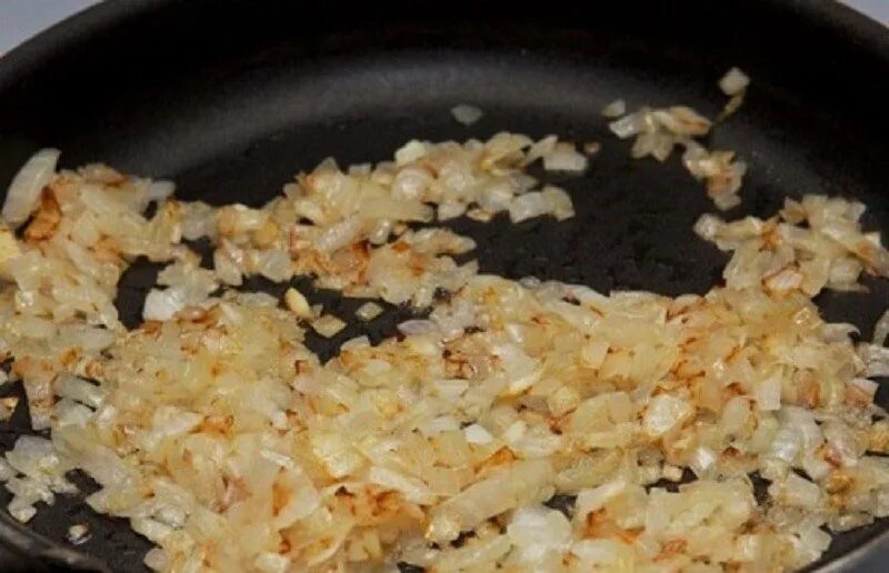 Лук жареный. Лук репчатый жареный. Обжаренный лук на сковороде. Лук репчатый пассерованный. Жареная картошка с луком.