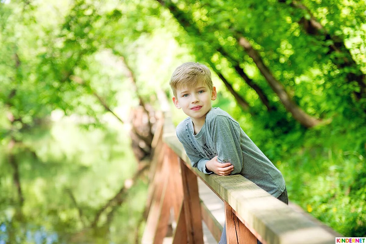 Мальчик в парке. Мальчик с зонтиком. Дети под зонтом. Мальчик в парке. Дети и природа.