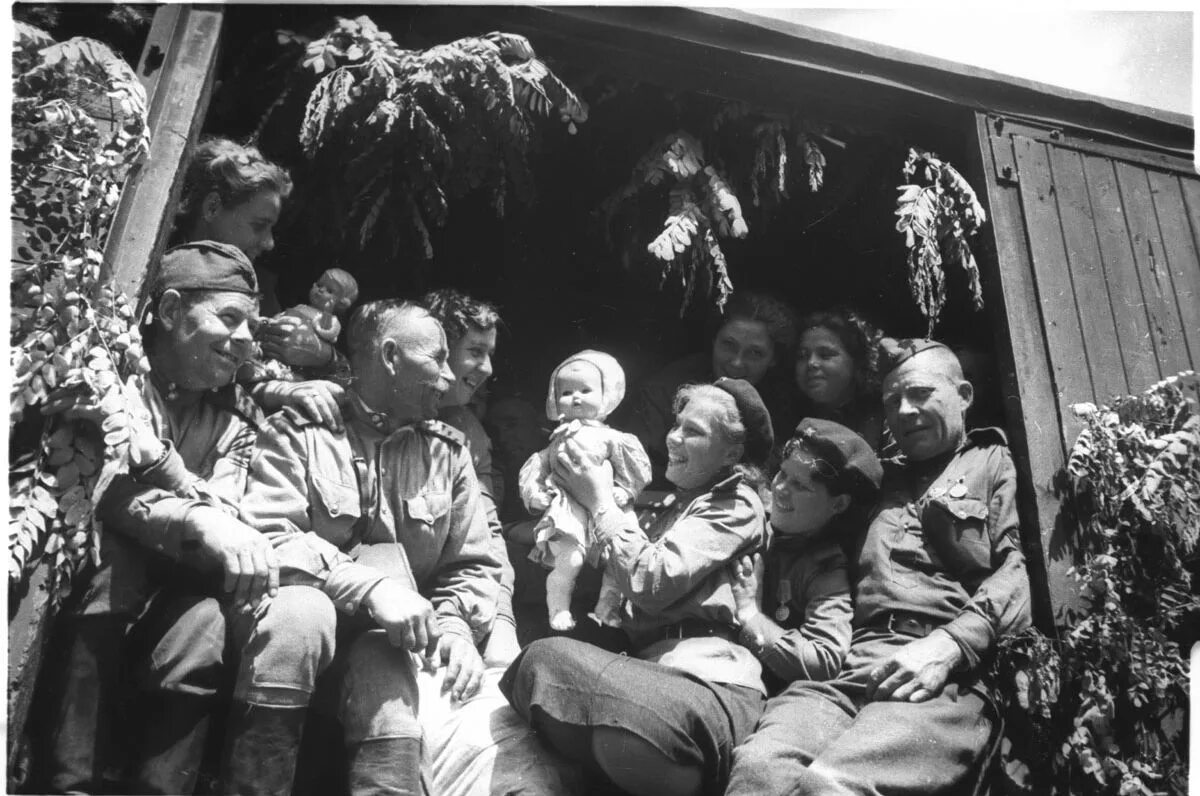 Фото победы великой отечественной 1945. Советские солдаты 1945 победа. Эшелон Победы 1945. Встреча солдат после войны 1945. Возвращение солдата ВОВ 1941-1945.