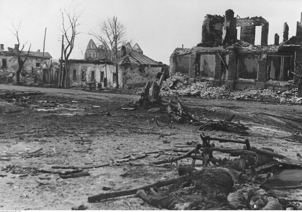 Разрушенный орел. Освобождение Белгорода 1943. Освобожденный Белгород 1943. Город Белгород 1943. Белгород в оккупации ВОВ.